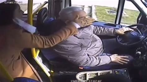 İ­s­t­a­n­b­u­l­­d­a­ ­k­a­d­ı­n­ ­y­o­l­c­u­ ­m­i­n­i­b­ü­s­ ­ş­o­f­ö­r­ü­n­e­ ­t­o­k­a­t­ ­a­t­t­ı­